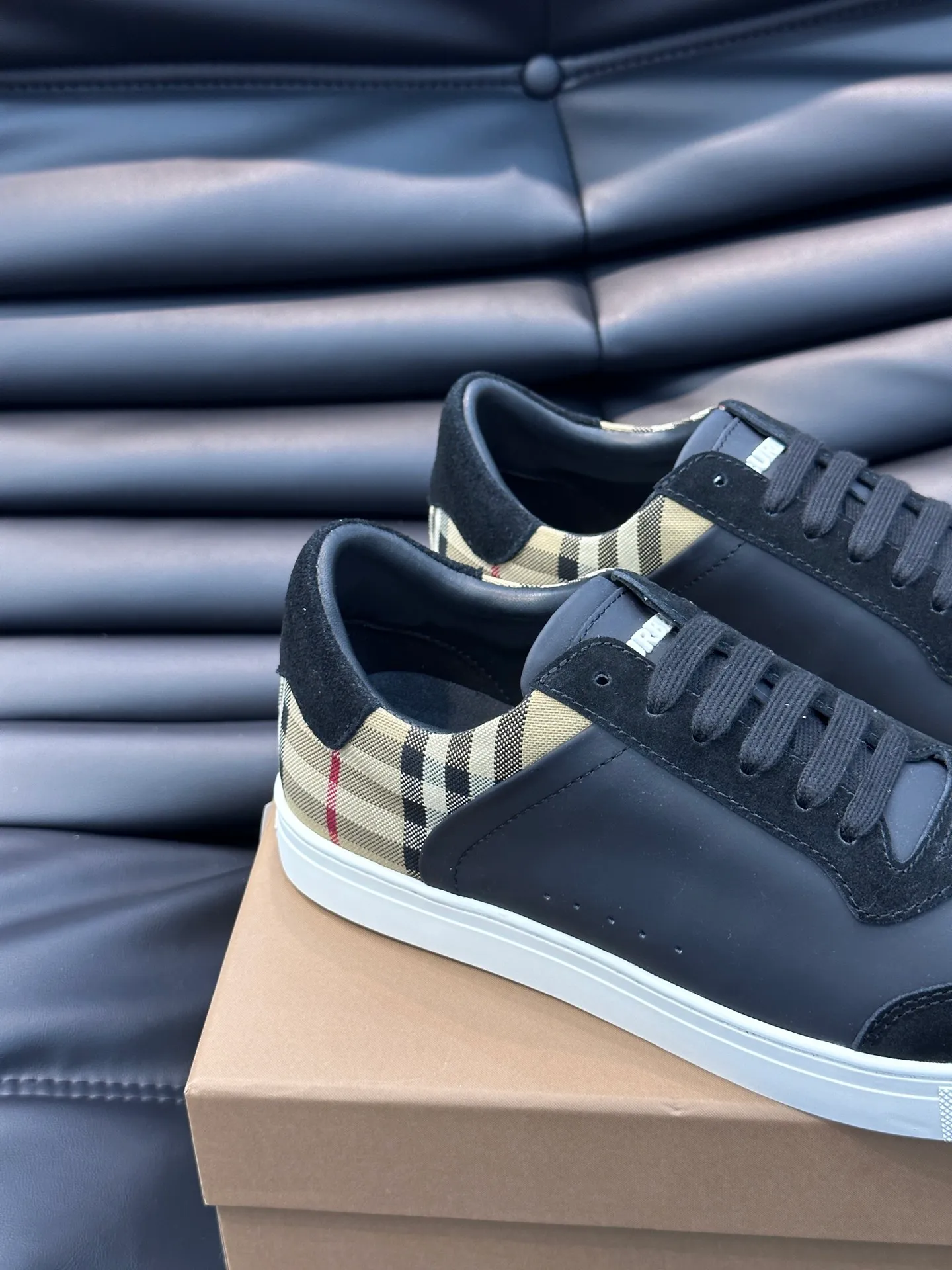 Men's shoes 💰p380 Men's classic low-top sneakers from "burberr*" are reinterpreted with Vintage retro plaid cotton and cowhide materials, and are decorated with a new brand logo. First-layer sheepskin lining, embossed Burberry lettering logo on the heel, T men's shoes 💰pU original outsole! Size: 38-44 (45 46 customized)